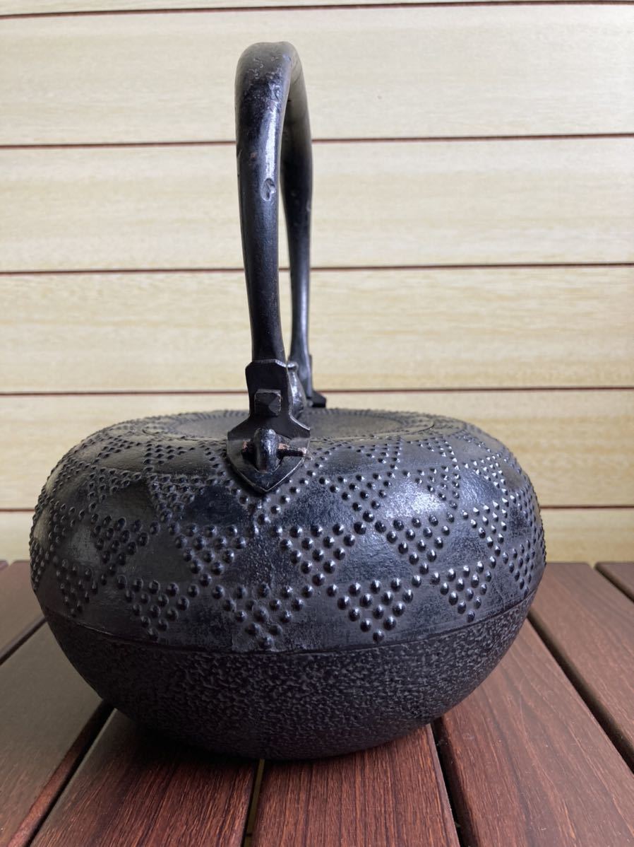南部鉄瓶 寛治作 及川寛治 変わり霰?幾何学模様 虫喰い摘・座付き鉉 南部鉄瓶 寛治作 及川寛治 変わり霰?幾何学模様 虫喰い摘・座付き鉉