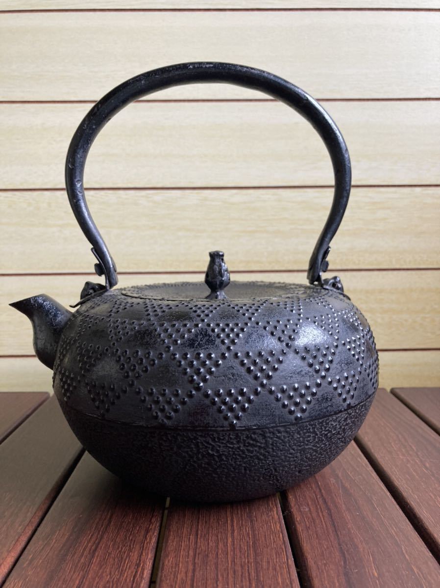南部鉄瓶 寛治作 及川寛治 変わり霰?幾何学模様 虫喰い摘・座付き鉉 南部鉄瓶 寛治作 及川寛治 変わり霰?幾何学模様 虫喰い摘・座付き鉉