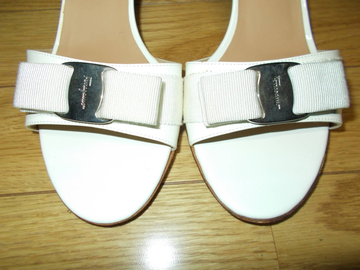 SALVATORE FERRAGAMO フェラガモの白いミュール 9 1/2C | www