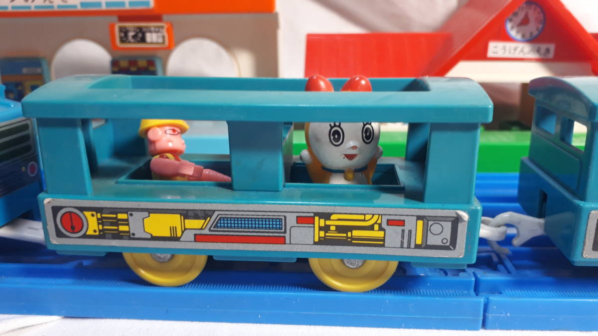 プラレール 人形遊びドラえもん号+専用客車3両+ドラミちゃん プラレール 人形遊びドラえもん号+専用客車3両+ドラミちゃん