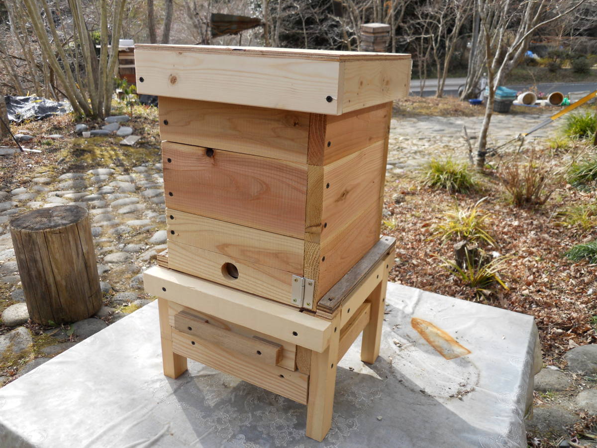 日本ミツバチ 重箱式巣箱2段待箱+網・板底2層引出し式巣箱台 ミツロウ