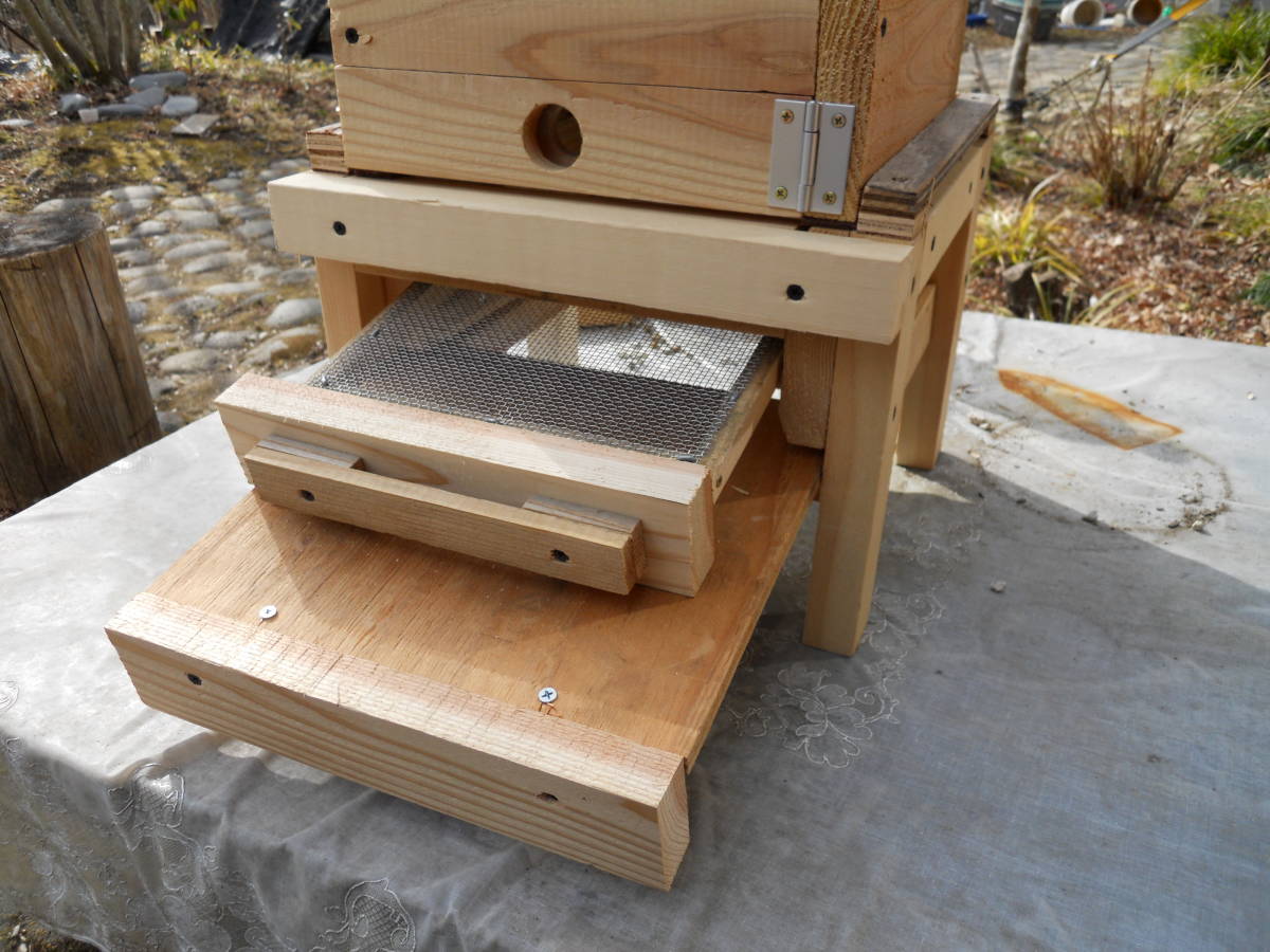 日本ミツバチ 重箱式巣箱2段待箱+網・板底2層引出し式巣箱台 ミツロウ