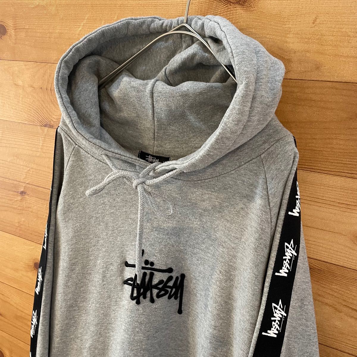 STUSSY】 刺繍ロゴ サイドライン プルオーバー スウェット STUSSY】 刺繍ロゴ サイドライン プルオーバー スウェット