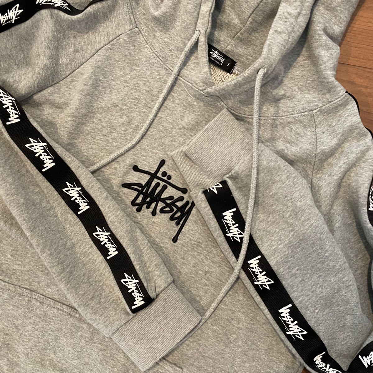 STUSSY】 刺繍ロゴ サイドライン プルオーバー スウェット STUSSY】 刺繍ロゴ サイドライン プルオーバー スウェット