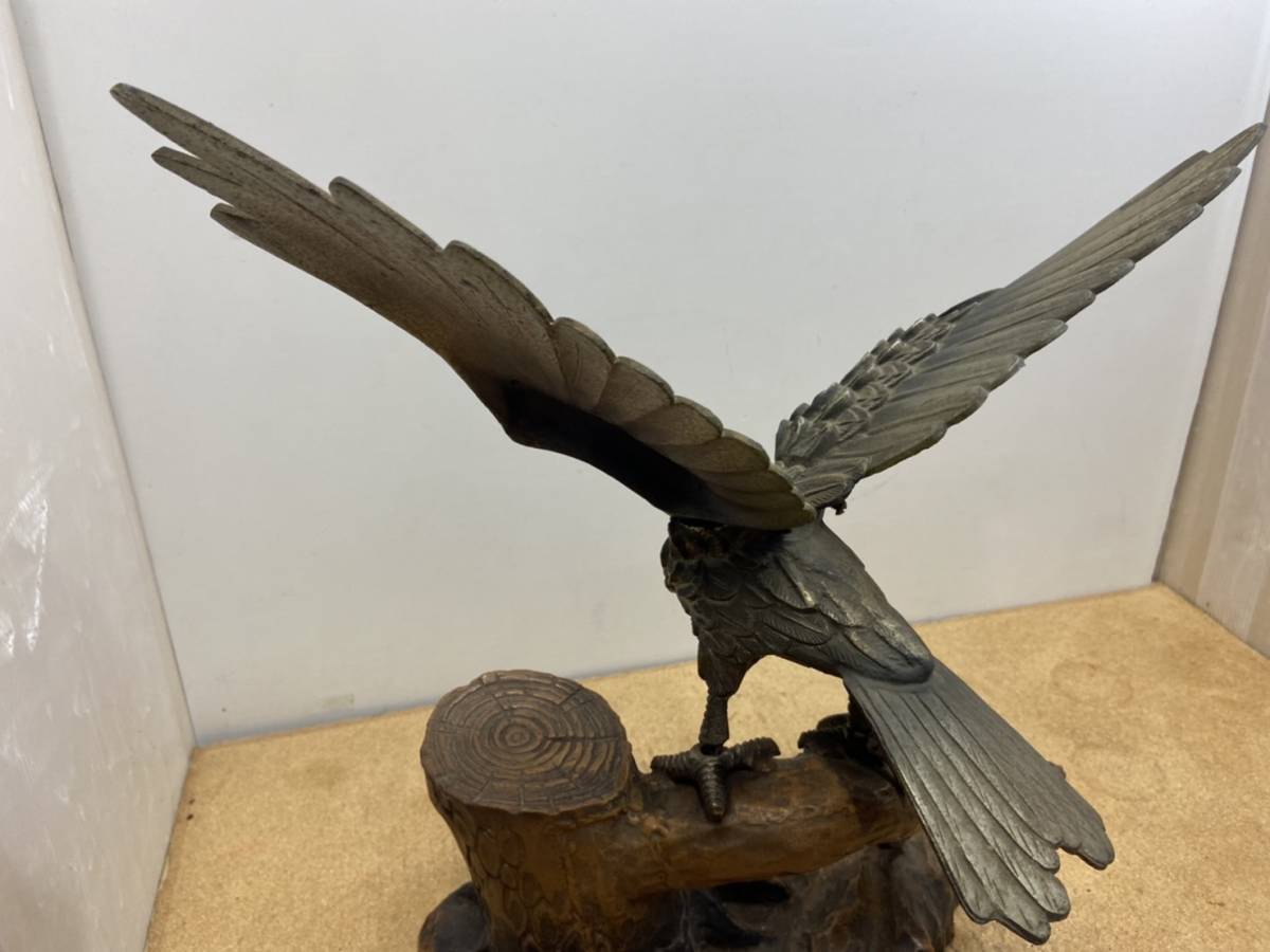 送料無料S62266 金属製 鷲 鷹 鳥 松 置物 インテリア 飾り 工芸品 鋳物 アンティーク 骨董品 お買得 骨董品 鷹 松 工芸品