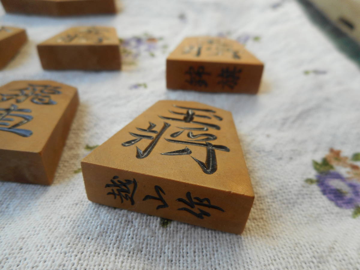将棋 駒・本黄楊特上彫 彫師越山作 錦旗書 駒台・桂材 五寸用
