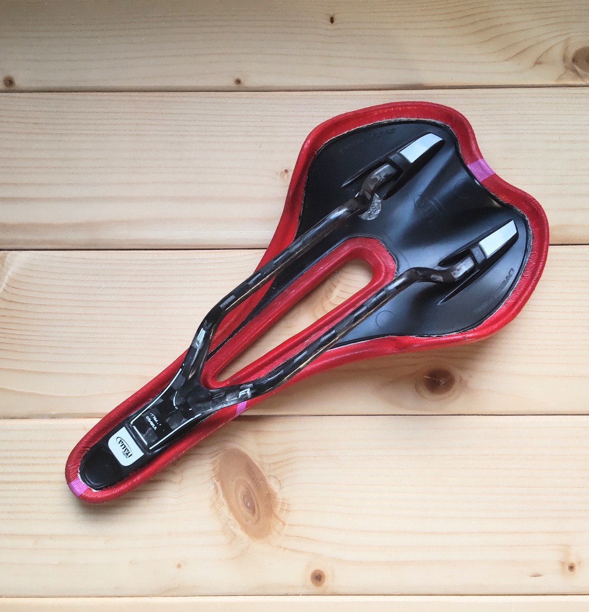 selle ITALIA SLR kit carbonio flow TEST サドル 赤 セラ selle ITALIA SLR kit carbonio flow TEST サドル 赤 セラ