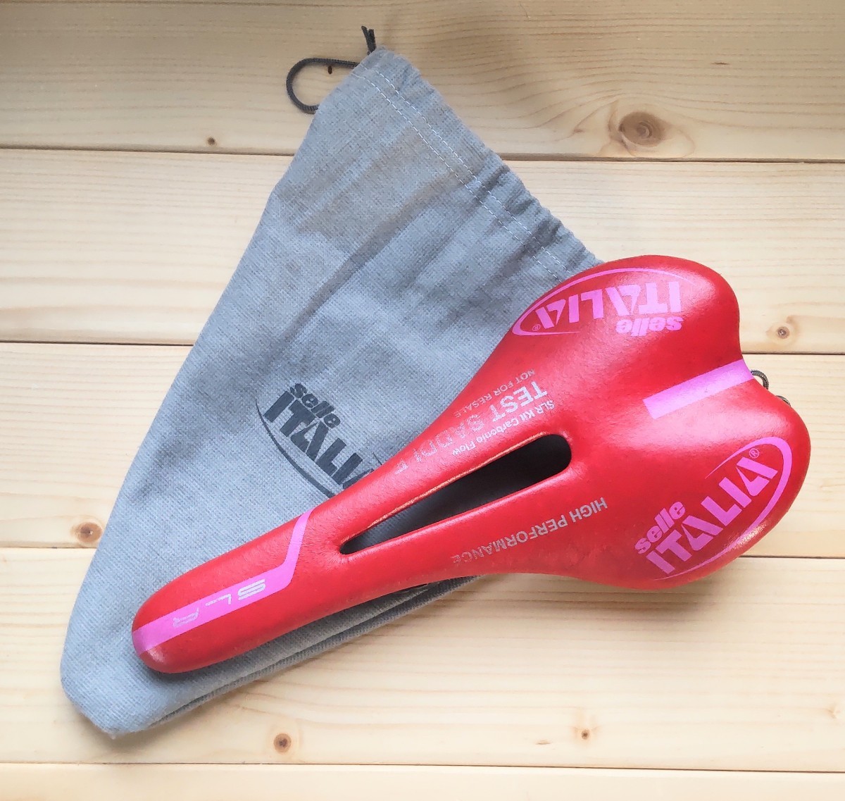 selle ITALIA SLR kit carbonio flow TEST サドル 赤 セラ selle ITALIA SLR kit carbonio flow TEST サドル 赤 セラ