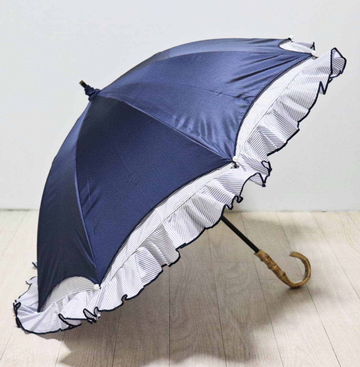 買収 新発売 新品タグ付き TO BE CHIC 晴雨兼用 短長傘 2層張り v569 遮蔽率99%以上 デカフリルにパールが可愛い 日傘 雨傘 竹バンブー