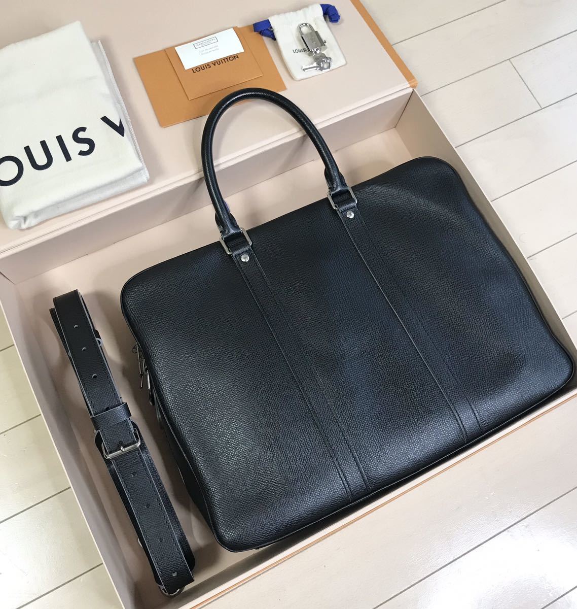 受賞店 ルイ ヴィトン LOUIS VUITTON セルヴィエット モスコバ