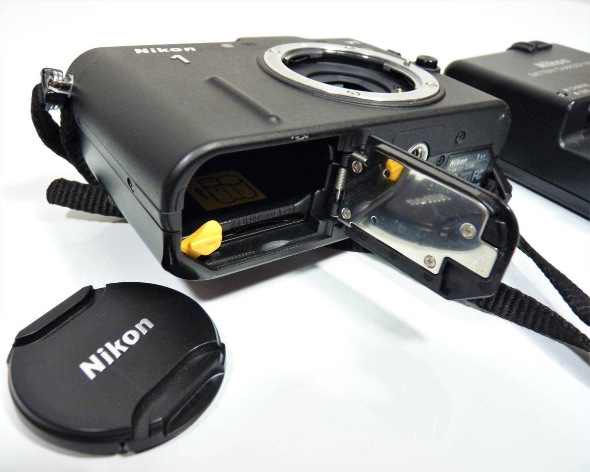 Nikon NIKON 1 V1 ボディと、単焦点レンズ 1 NIKKOR 18.5mm f/1.8 のセットになります