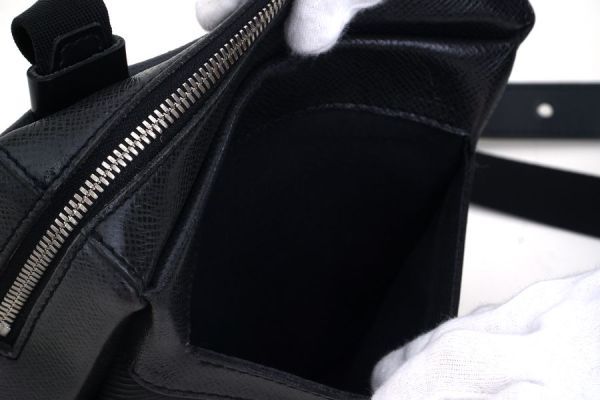 【極美品】ルイヴィトン Louis Vuitton タイガ サヤン アルドワーズ ブラック 黒 ショルダーバッグ 斜め掛け 鞄 メンズ 定価約10万_画像8