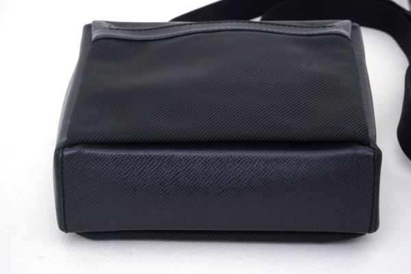 【極美品】ルイヴィトン Louis Vuitton タイガ サヤン アルドワーズ ブラック 黒 ショルダーバッグ 斜め掛け 鞄 メンズ 定価約10万_画像6