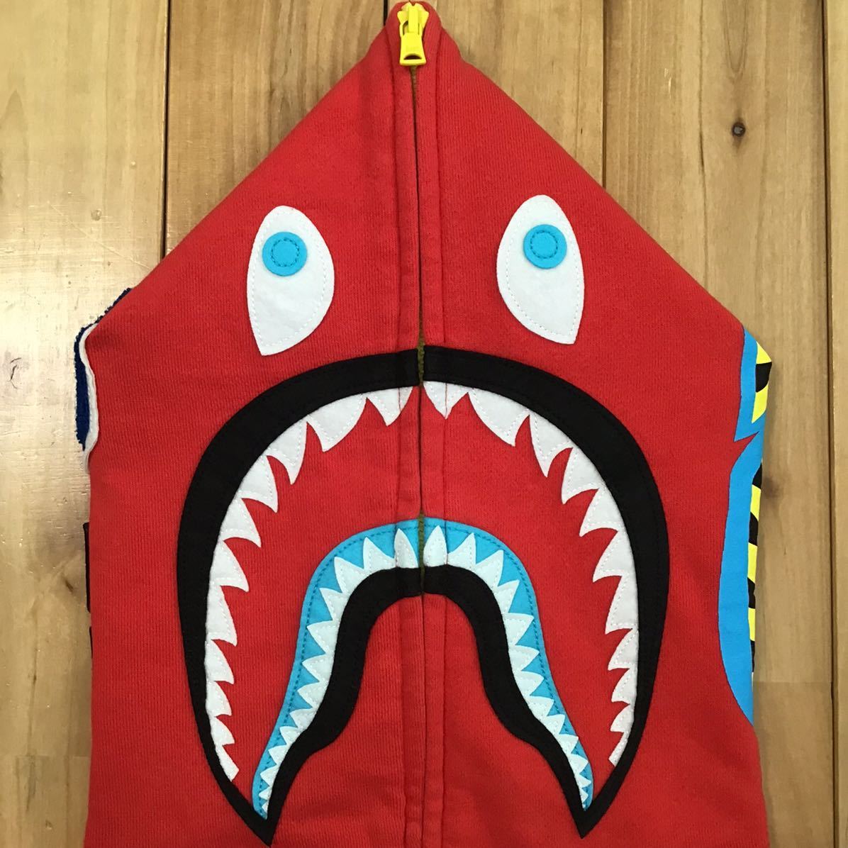 2010年 ネオン シャーク パーカー Mサイズ Red NEON shark full zip hoodie a bathing ape BAPE エイプ ベイプ アベイシングエイプ WGM d85_画像3