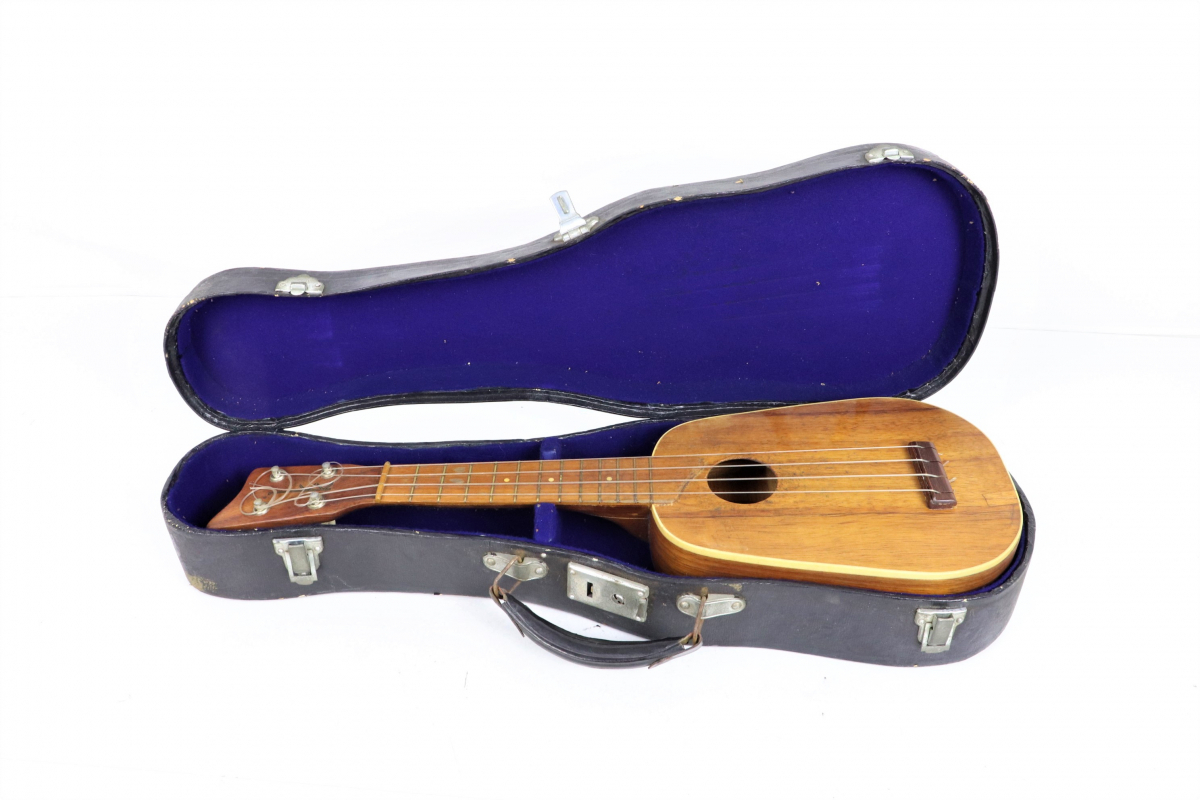 ヤフオク Kamaka Ukulele カマカウクレレ ケース付 弦楽器