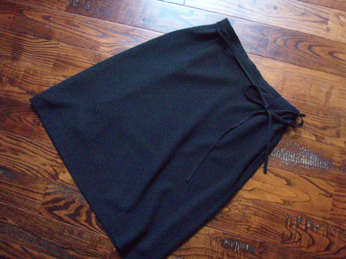 組曲　KUMIKYOKU オンワード樫山　付属ウエストリボンベルトがうれしい　シンプルひざ丈黒スカート　３６_画像4