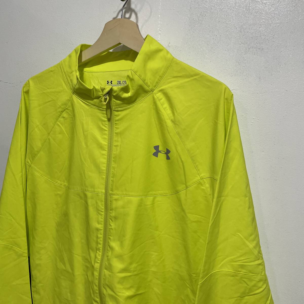 送料無料☆アンダーアーマー☆underarmour☆ビッグサイズ☆ナイロンジャケット☆2XL☆リフレクター☆蛍光☆I7c_画像2