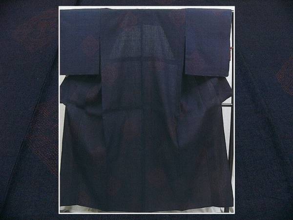 リサイクル品　送料込み　濃紺色地　真綿紬風　絣織り　正絹紬ひとえ着物 　未使用品？