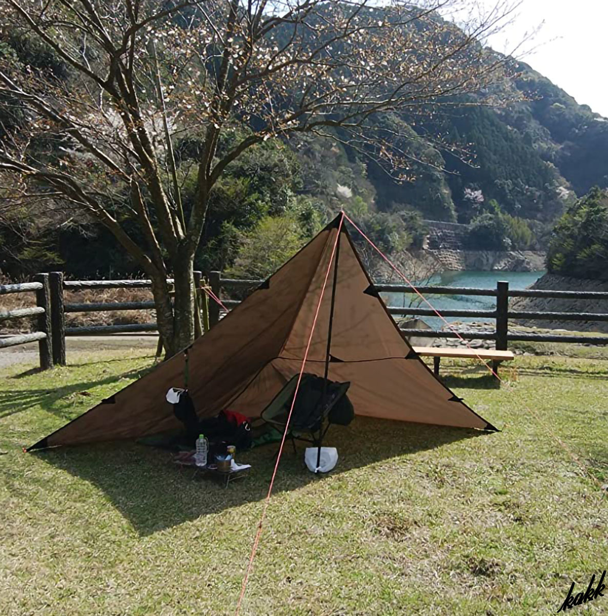 【高防水・UVカット】 ブラウン スクエアタープ 300×300cm ロープペグ付き 遮光 遮熱 高耐久 軽量 簡単組立 キャンプ アウトド 天幕_画像1