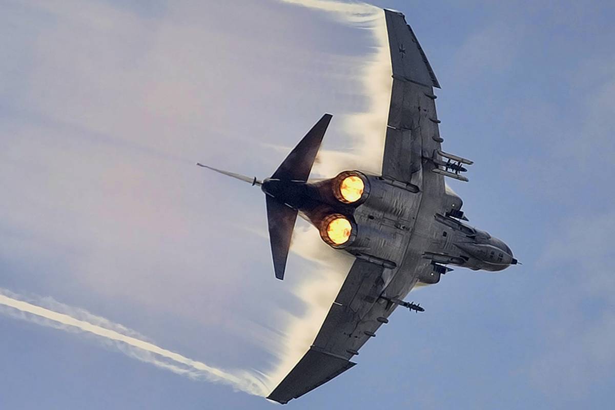 Paypayフリマ 戦闘機 ポスター サイズ 光沢高画質印刷 F 4 2 検 飛行機 軍用機 戦闘機 爆撃機 アメリカ空軍 ミサイル 空中戦
