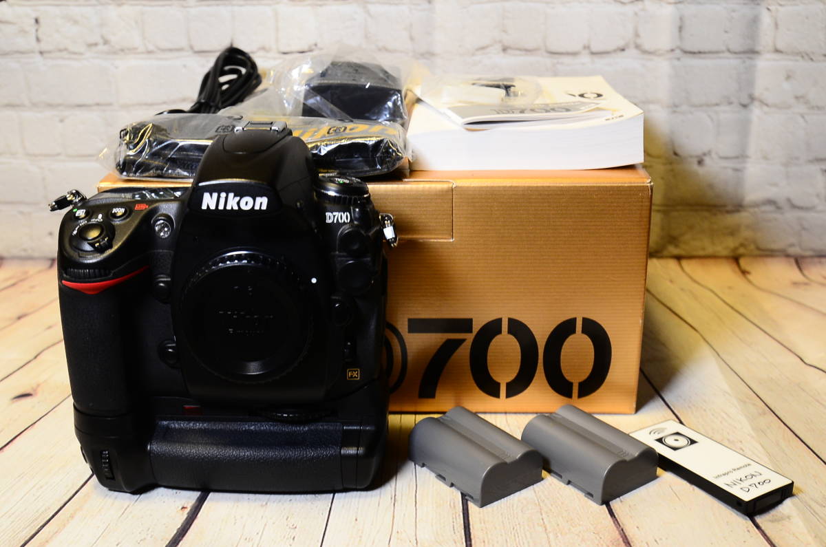 NIKON D700 フルサイズ一眼レフ バッテリーグリップ(リモコン)付き