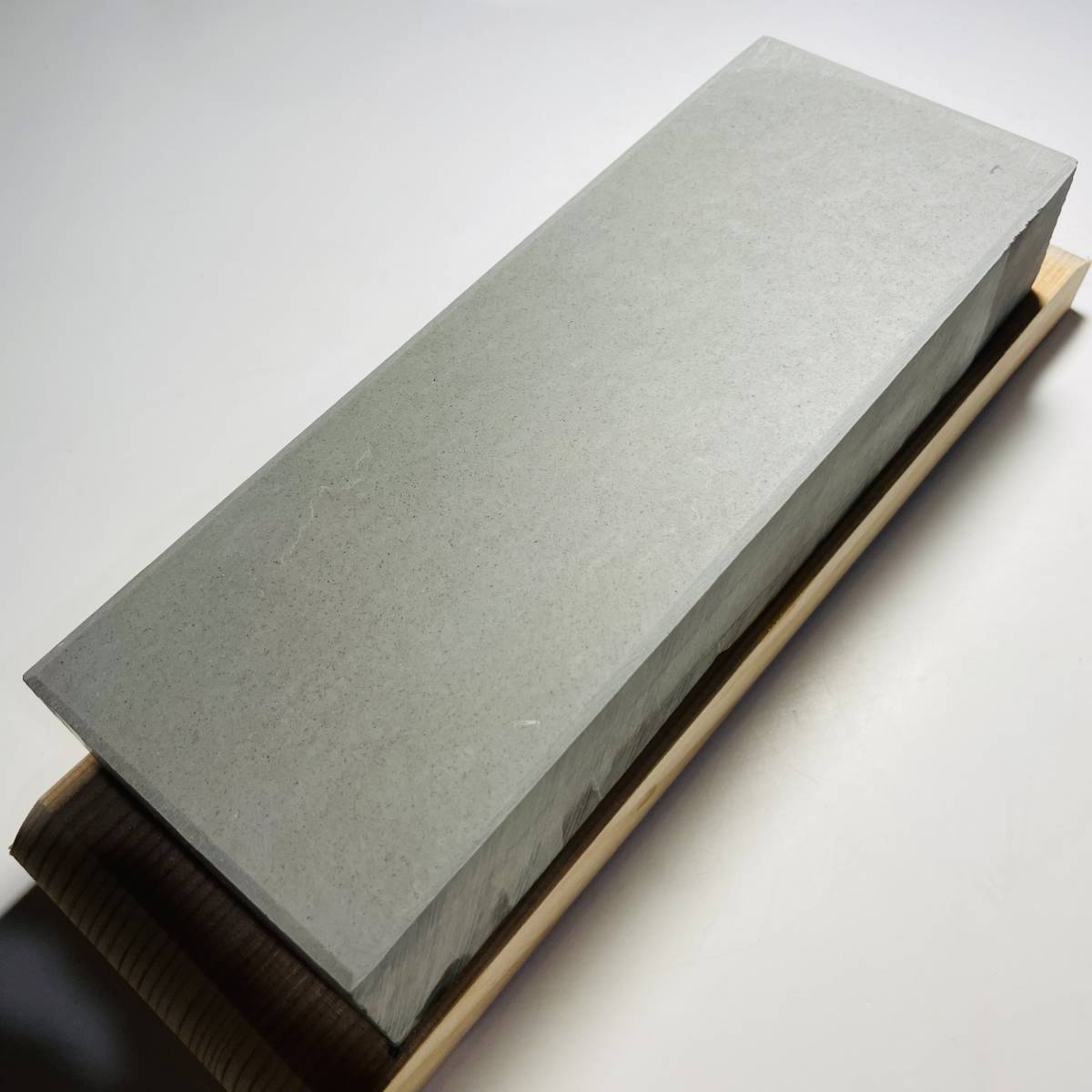 天然砥石 正本山合砥 浅黄 黒梨地 1612g 30型 仕上げ砥石 / 鉋鑿大工