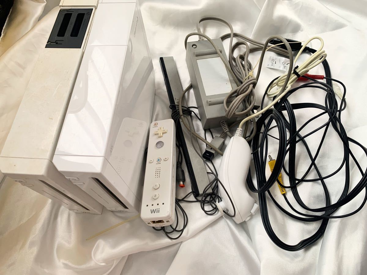 Wii 本体　リモコン　ヌンチャク　三色ケーブル 電源ケーブル センサーバー
