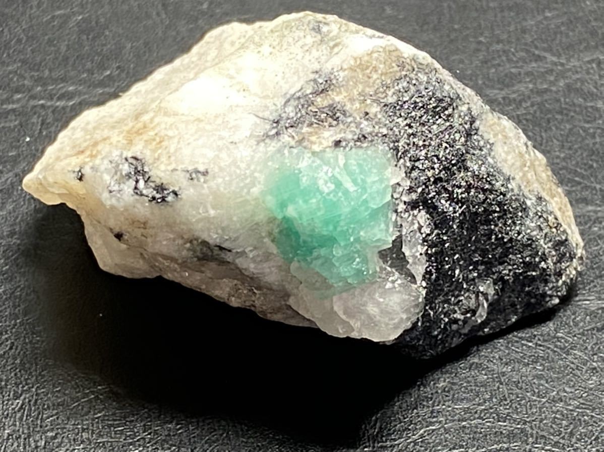 殿堂No.5 エメラルド 母石付き原石 密集結晶 コレクション | hh2.hu