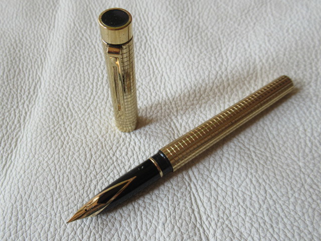 ■美品 1970年代！シェーファー タルガ（SHEAFFER Targa） 金張り 格子柄 インレイニブ14K ペン先F 全長135.5ｍｍ