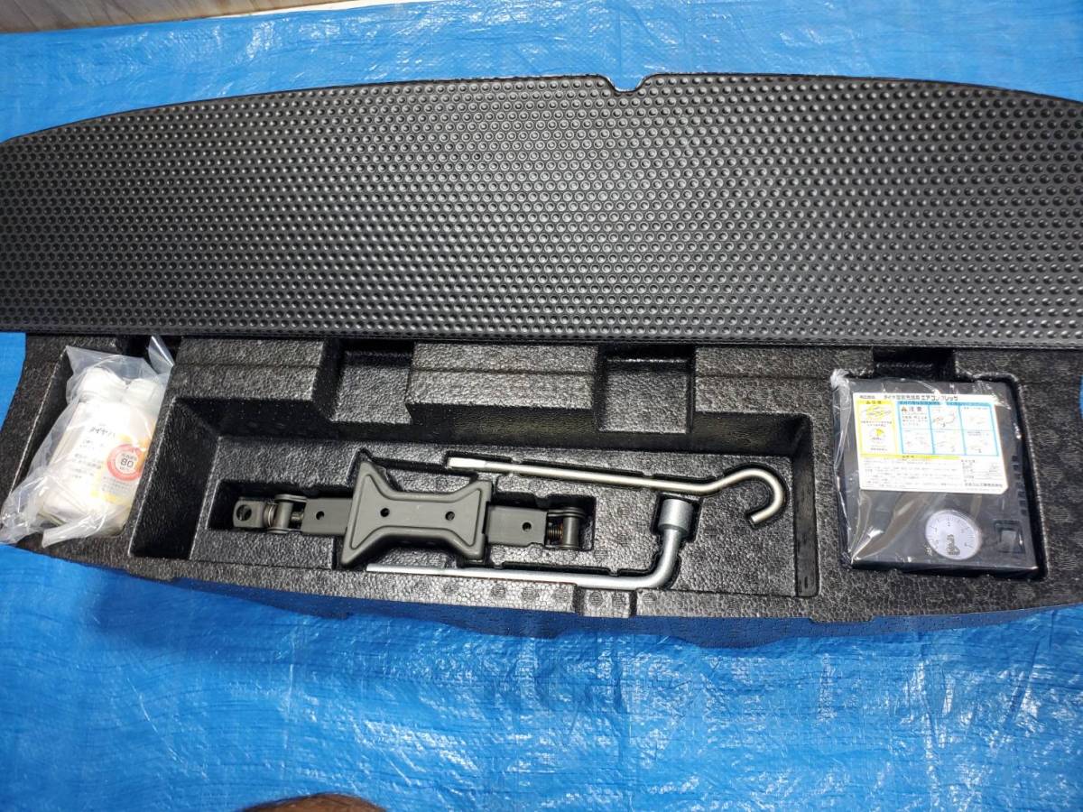 * Wagon R stingray MH23S luggage box jack tool flat tire repair kit *