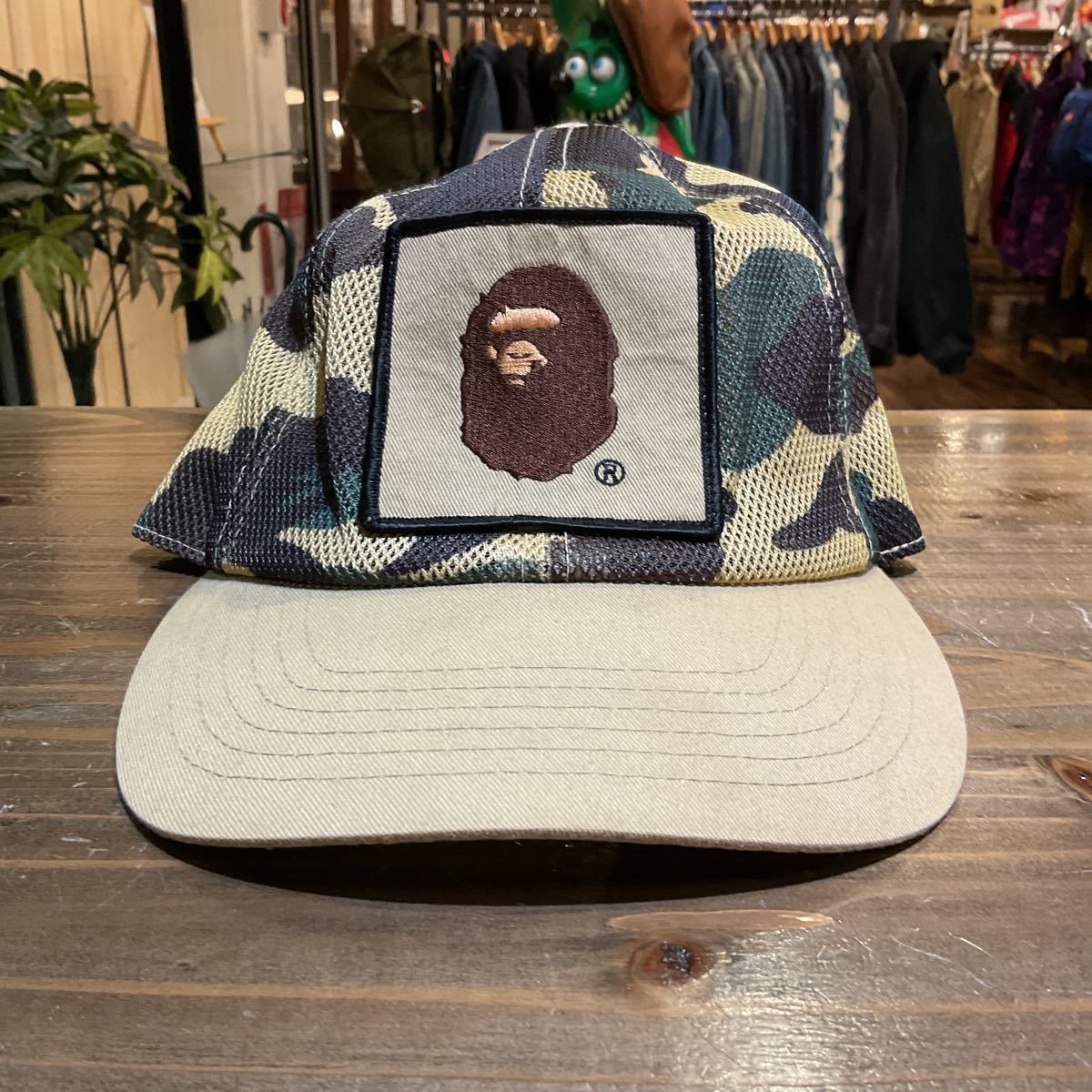 A BATHING APE アベイシングエイプ ワッペン メッシュキャップ カモ柄