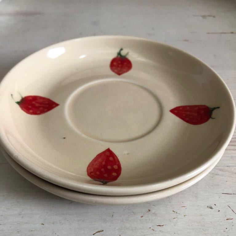 レトロ　いちご柄のソーサー プレート　小皿2枚　陶器　かわいいストロベリー　ソーサー_画像1