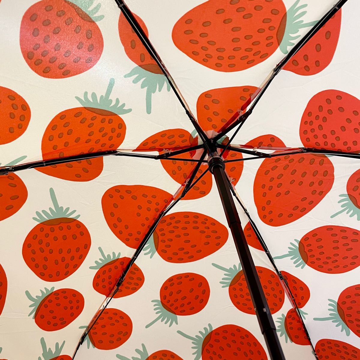 marimekko マリメッコ マンシッカ 折りたたみ傘 イチゴ柄 新品 marimekko マリメッコ マンシッカ 折りたたみ傘 イチゴ柄 新品