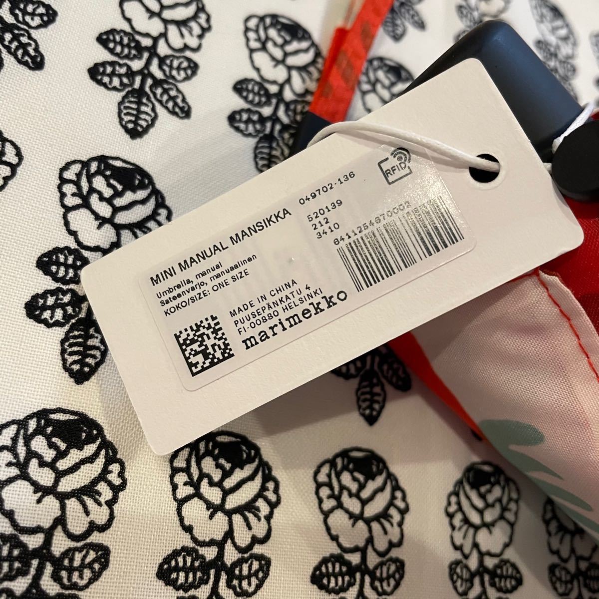 marimekko マリメッコ マンシッカ 折りたたみ傘 イチゴ柄 新品 marimekko マリメッコ マンシッカ 折りたたみ傘 イチゴ柄 新品