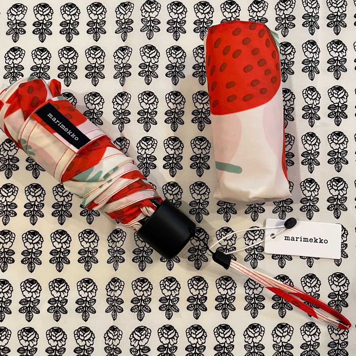 marimekko マリメッコ マンシッカ 折りたたみ傘 イチゴ柄 新品 marimekko マリメッコ マンシッカ 折りたたみ傘 イチゴ柄 新品