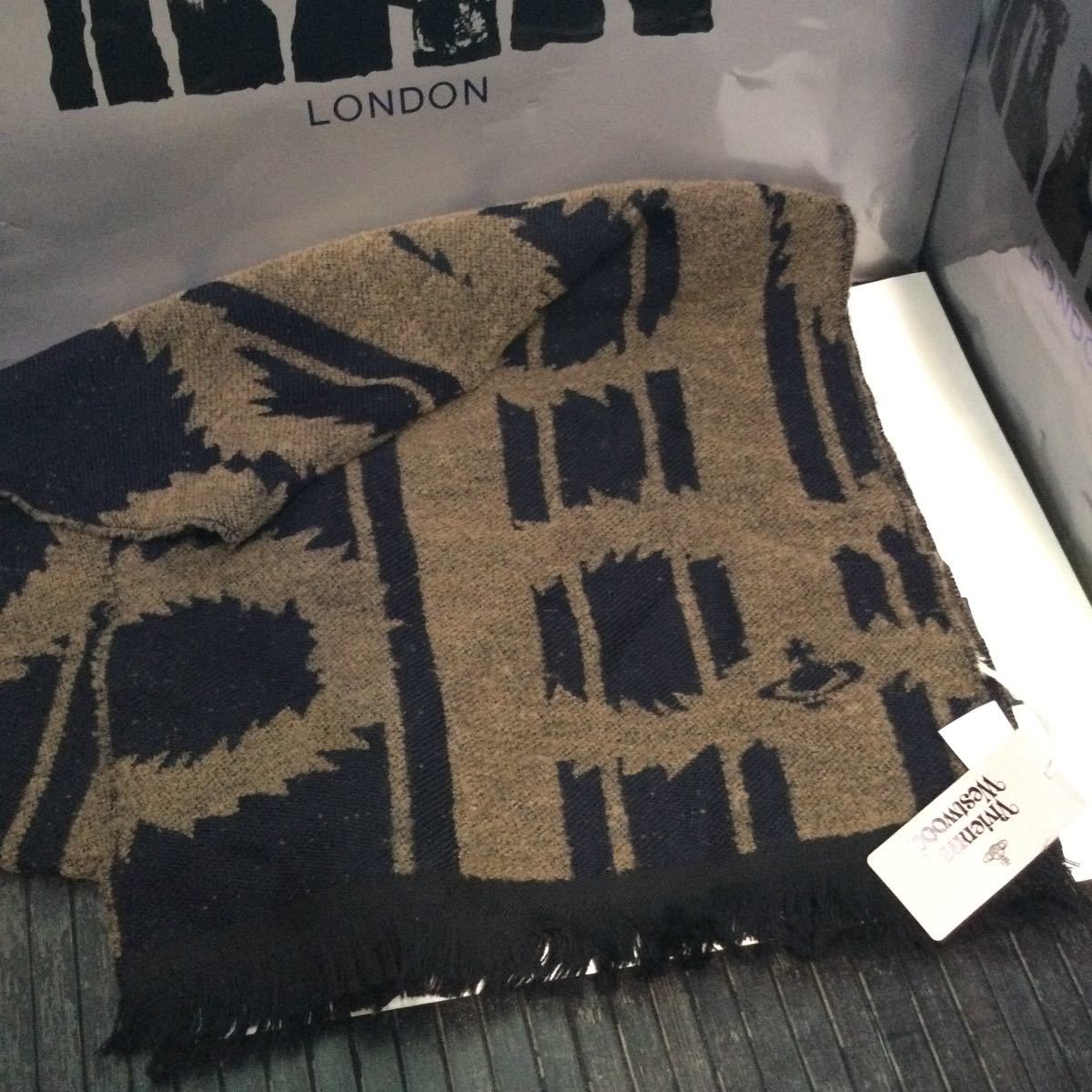 超人気の Vivienne 送料込○新品○価格33000円イタリア製 Westwood