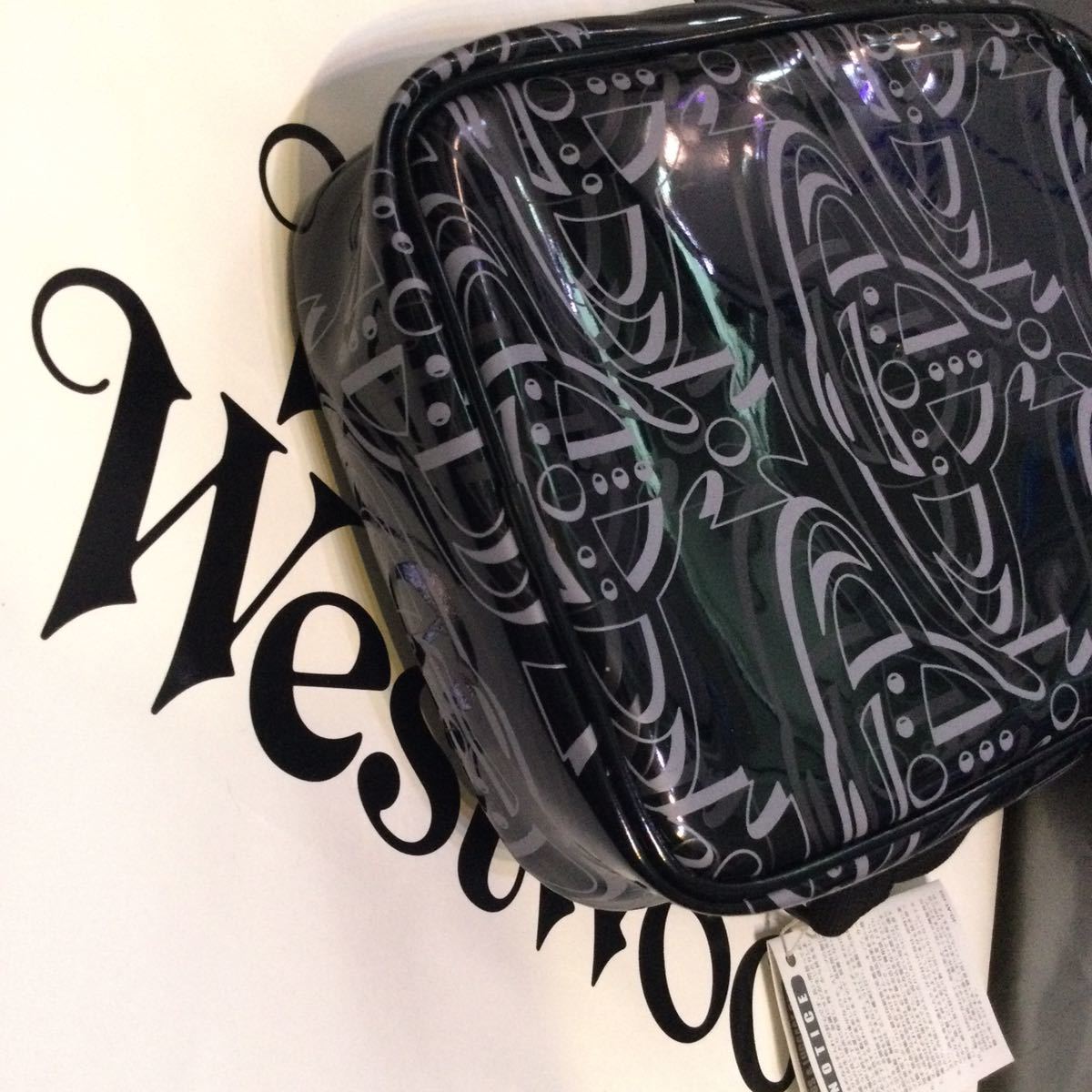 送料込●新品●Vivienne Westwood 縦型ミニショルダーバッグ 塩ビ×牛革 黒オーブ柄 総柄ボディバッグ ヴィヴィアンウエストウッド ビビ_画像4