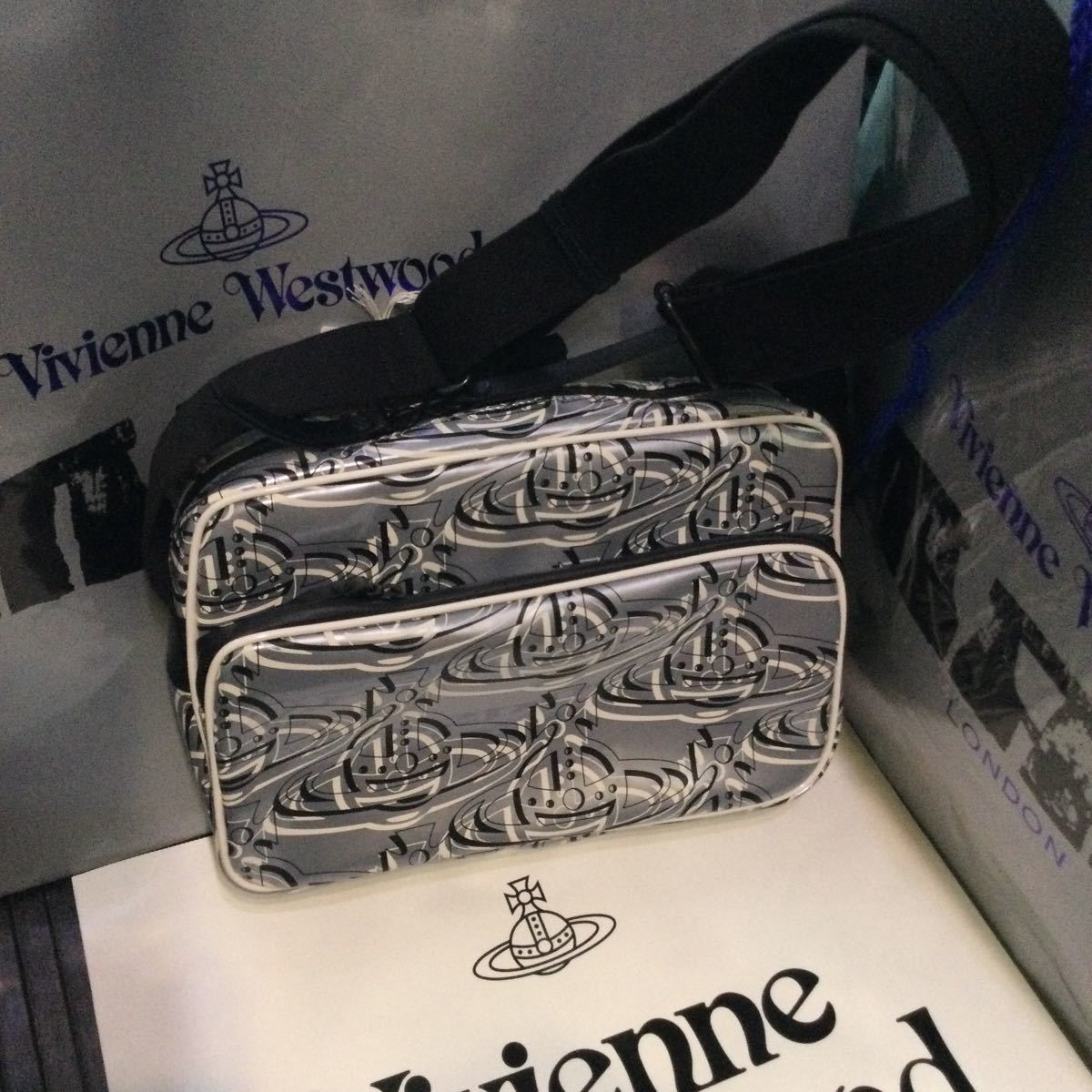 送料込○新品○Vivienne Westwood 横型ミニショルダーバッグ 塩ビ×牛革