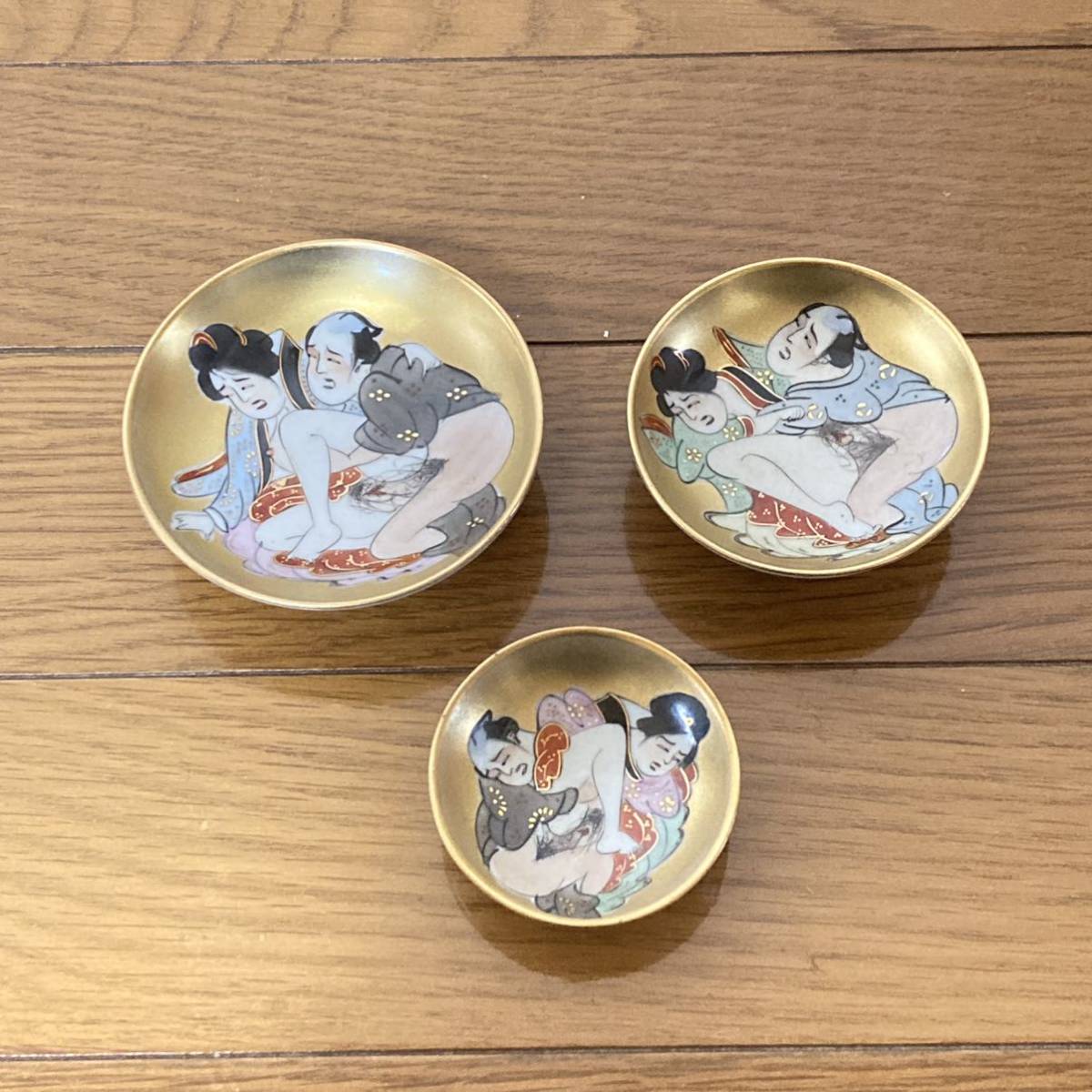 ヤフオク! - 新品!未使用!箱付き!九谷焼 春画盃 お猪口 金彩 美人画...
