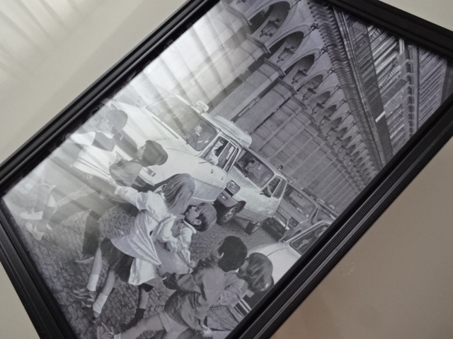 アートフレーム§A4額(選択可)写真ポスター付§古いパリの街・子供たち・白黒・モノクロ・ロベール・ドアノー・フランス・アンティーク風_画像2