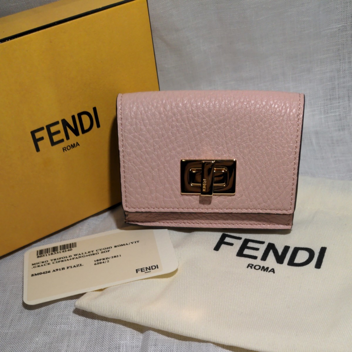 発売 FENDI　マイクロミニ　ピーカブー　3つ折り財布 折り財布