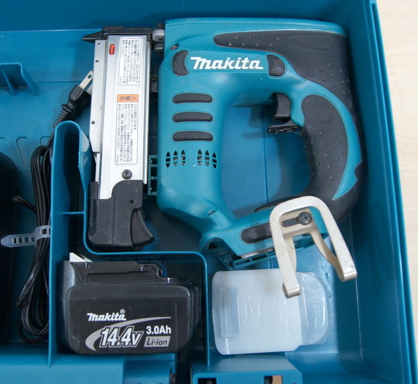 ○makita/充電式ピンタッカ/ PT350D /14.4V/18,25,30,35mm/美品/マキタ
