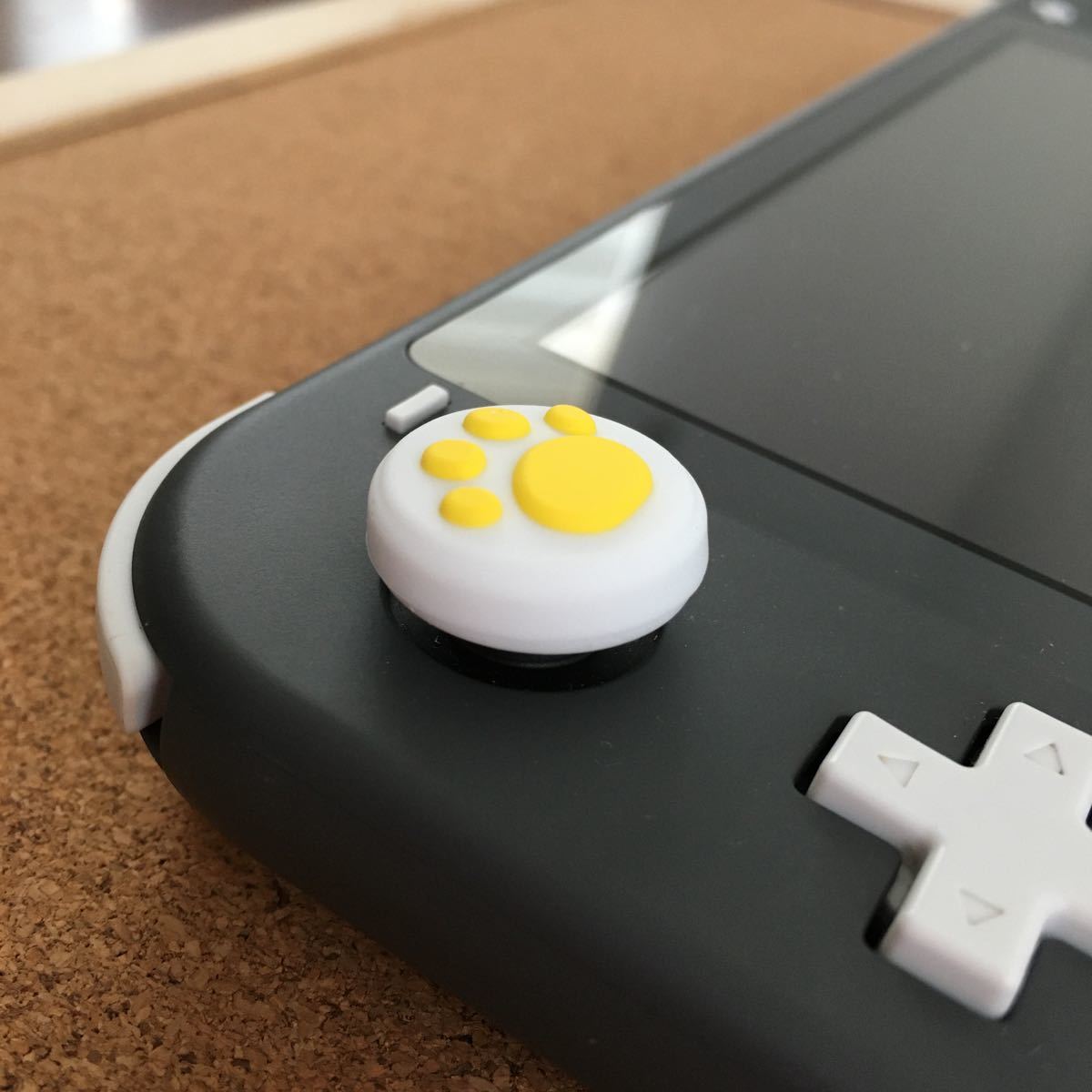 Nintendo Switch　ニンテンドー　スイッチ　ジョイコン　スティックカバー　肉球　4個セット　ライト、有機ELにも対応