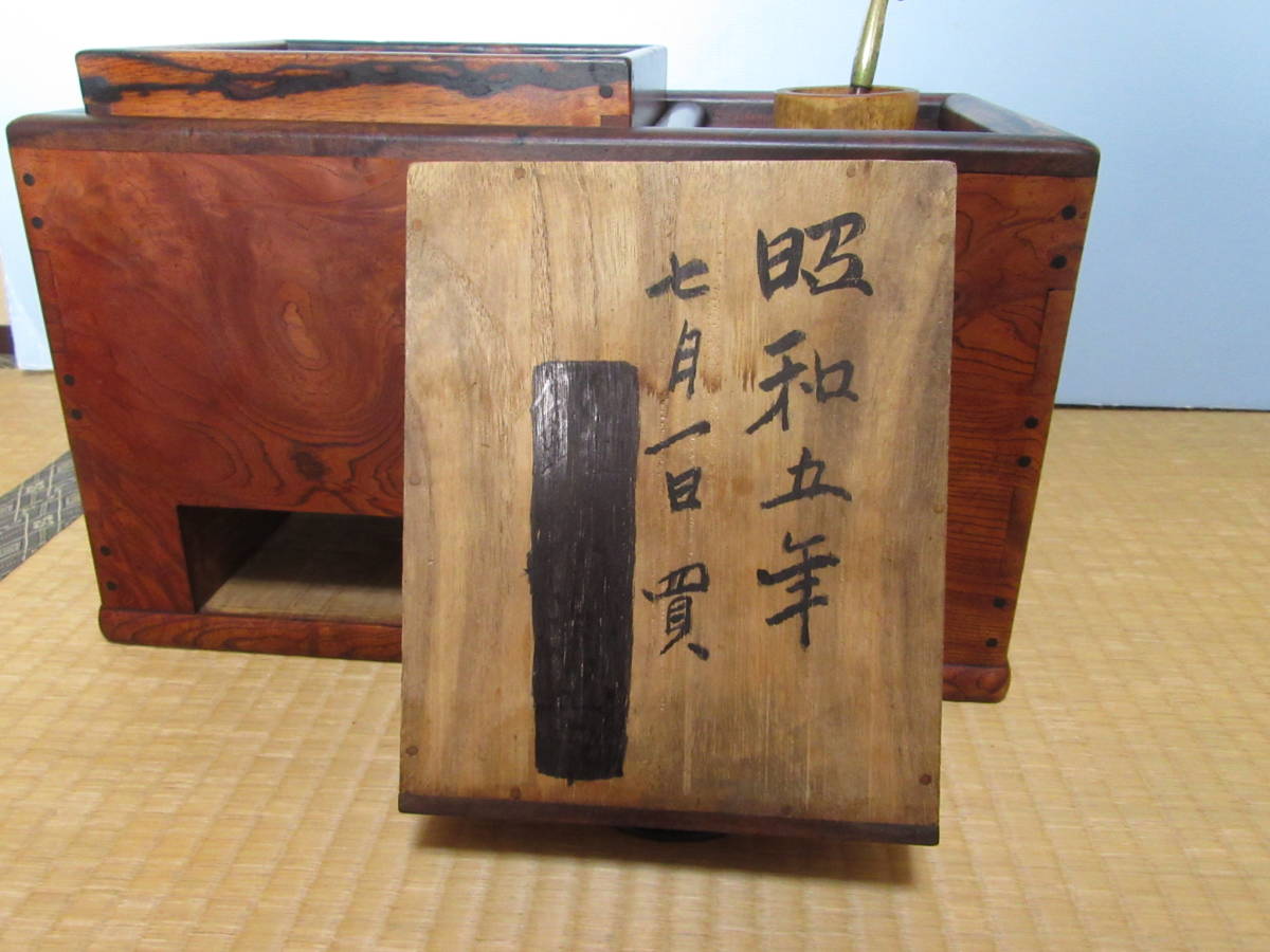 関東火鉢 欅 火鉢 黒柿/縁/取っ手(煙管付き)小ぶり 囲炉裏 関東火鉢 欅 火鉢 黒柿/縁/取っ手(煙管付き)小ぶり 囲炉裏