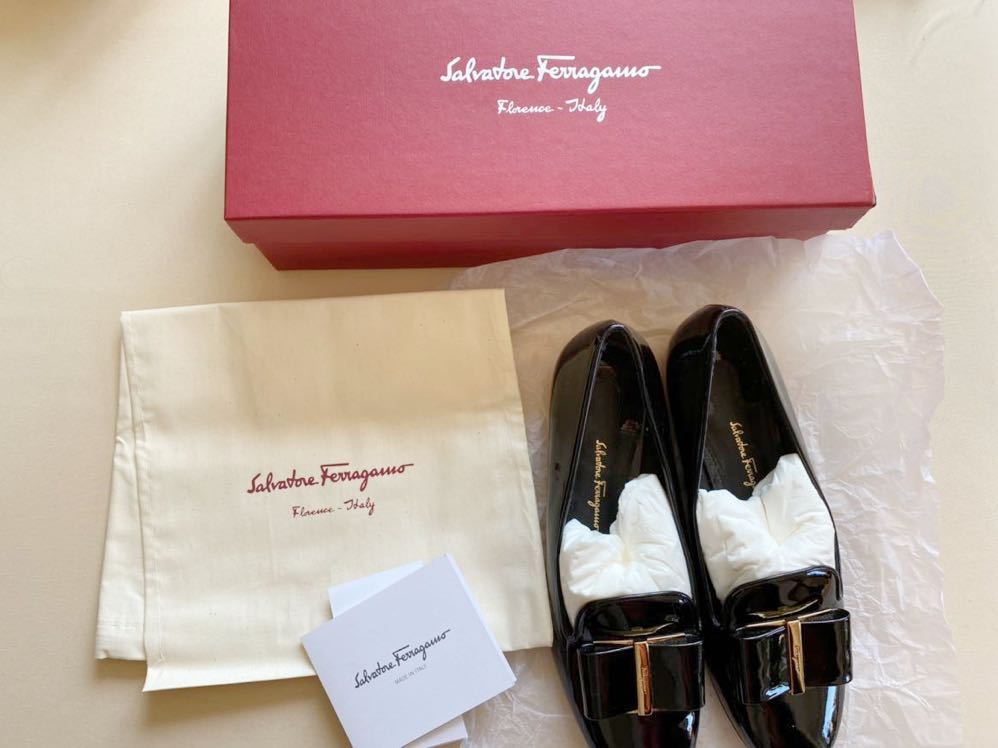 【超美品】フェラガモ Salvatore Ferragamo ブラック エナメル　リボンゴールド　フラワーシューズ　サイズUS6