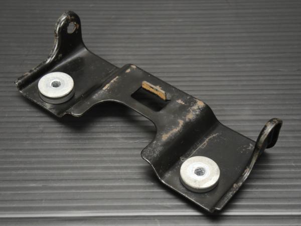 送料0円■良品☆ ZZR1100 ZXT10C 純正 フューエル タンク ホルダー ステー_画像3