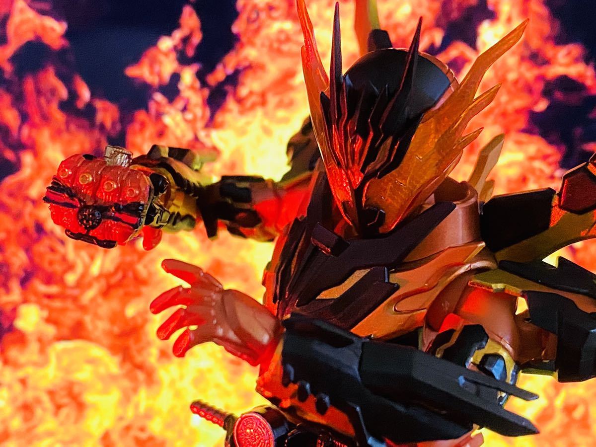 新品未開封 S.H.Figuarts フィギュアーツ 仮面ライダークローズマグマ
