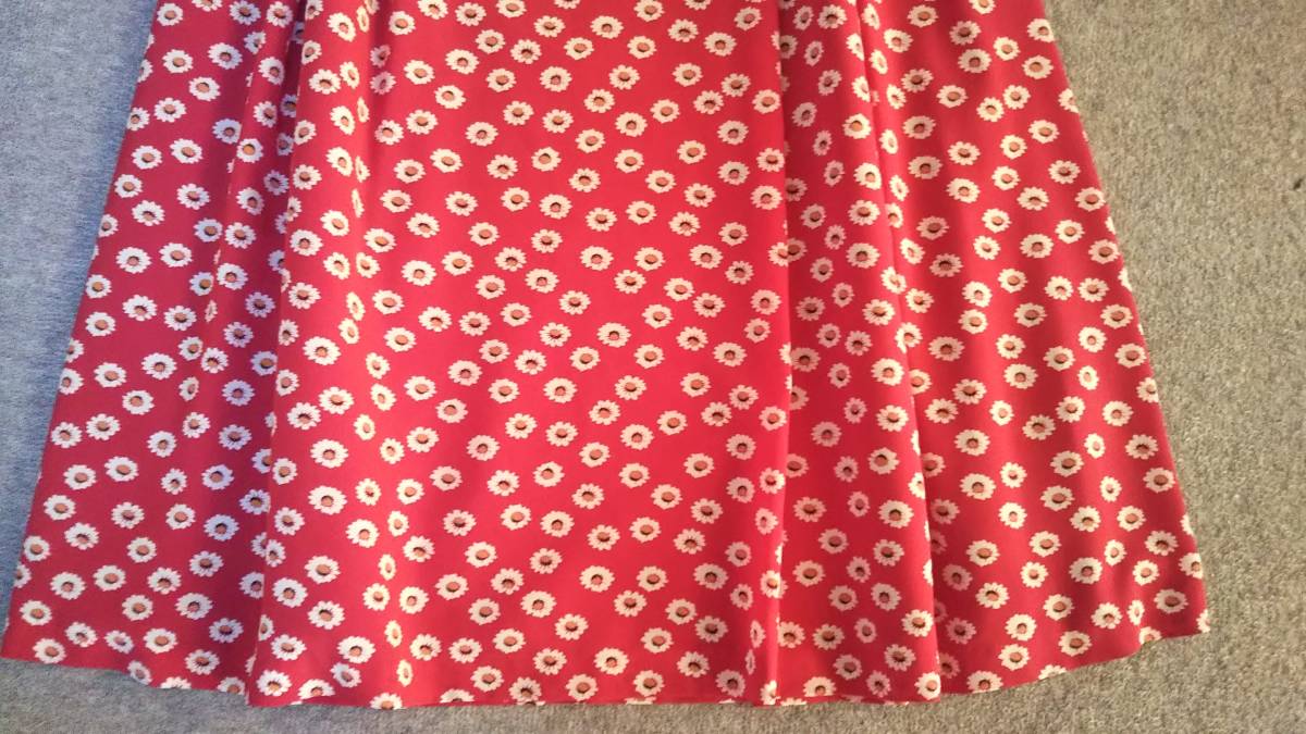 新品　ブルーレーベルクレストブリッジ 　リボン付き可愛いマーガレットフラワープリントロングスカート　36　赤　23100円_画像4