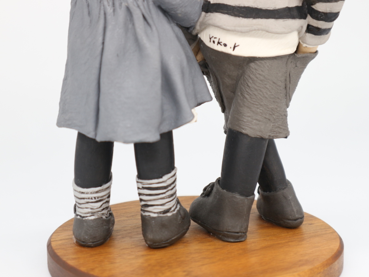 創作人形作家 矢野陽子 作 腕を組んで歩く小さなカップル 男の子 女の子 背面にサイン有 オブジェ 置物_画像10