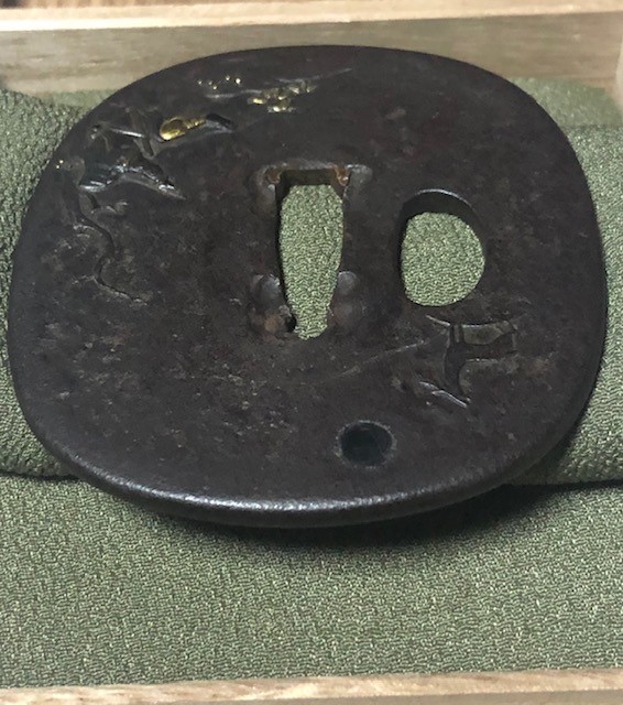 名品金工鍔/名工奈良作/金銀高肉彫象嵌色絵鐔/猟師の図【 名品金工鍔/名工奈良作/金銀高肉彫象嵌色絵鐔/猟師の図【